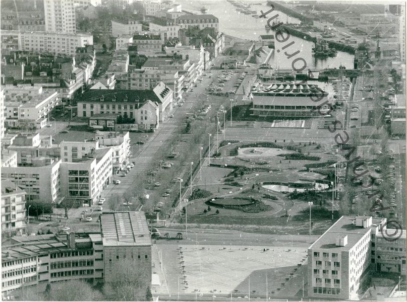 place Nayel au fond à gauche